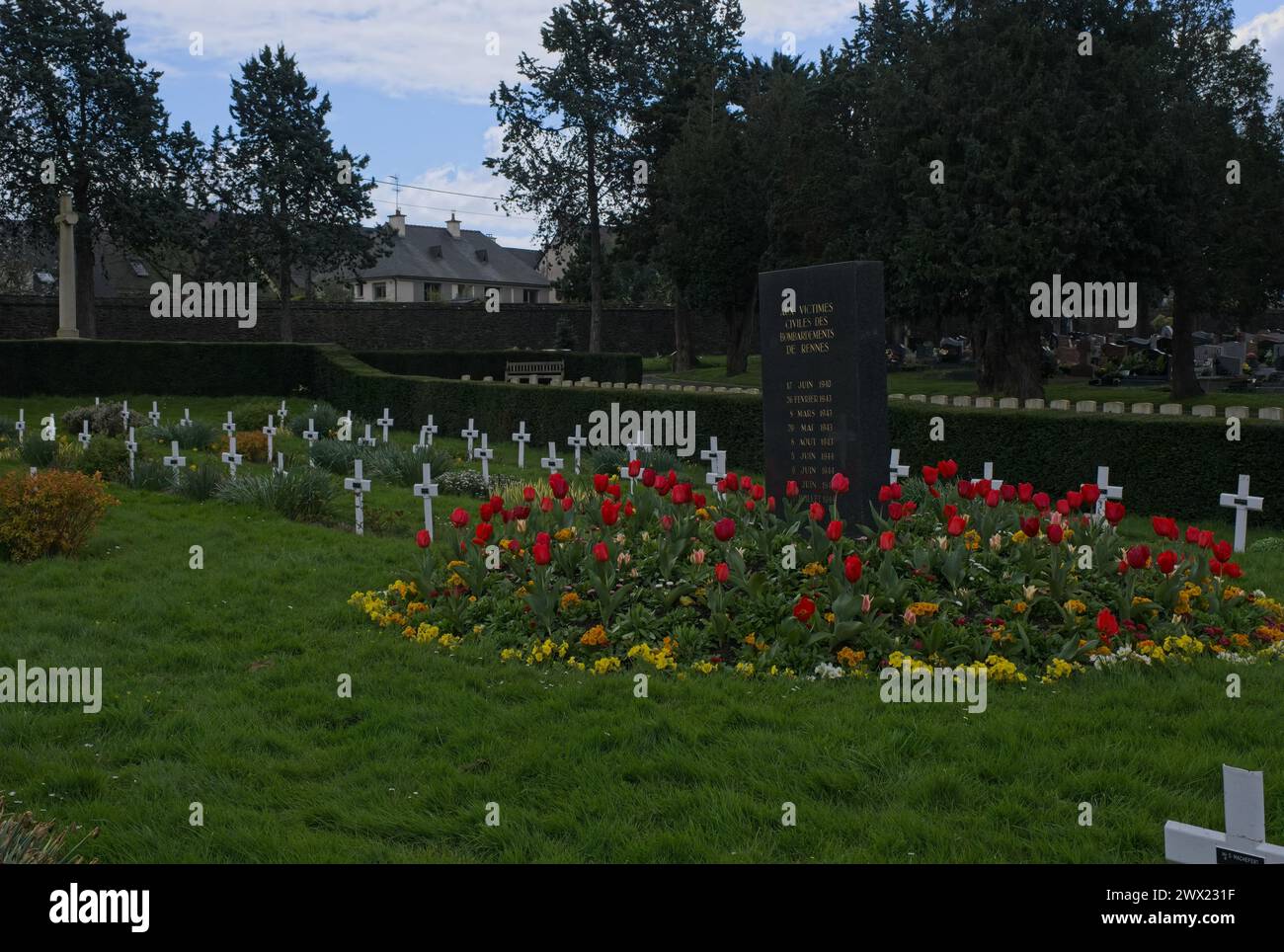 Rennes, France - 24 mars 2024 : ce cimetière contient les tombes des victimes civiles des bombardements de Rennes pendant la seconde Guerre mondiale. Journée de printemps ensoleillée. Sele Banque D'Images