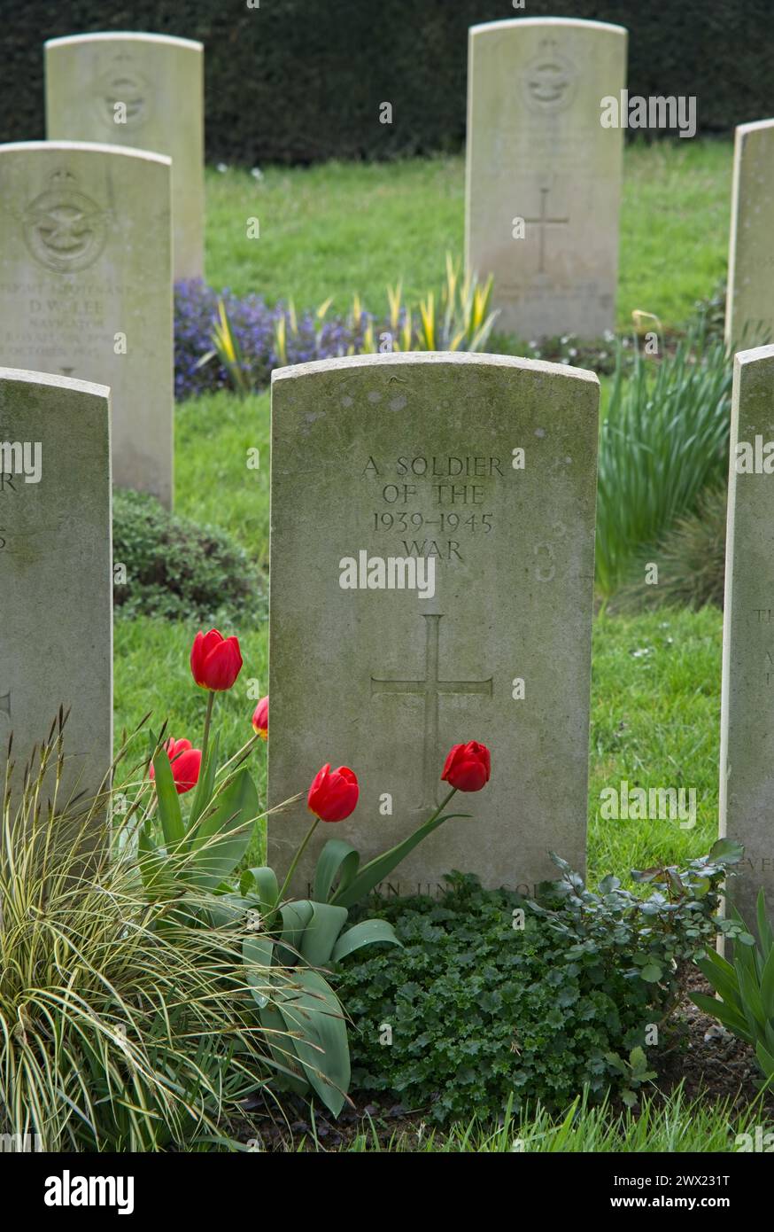 Rennes, France - 24 mars 2024 : ce cimetière de guerre contient les tombes de 252 soldats du Commonwealth qui ont été tués pendant la seconde Guerre mondiale. Sprin ensoleillé Banque D'Images