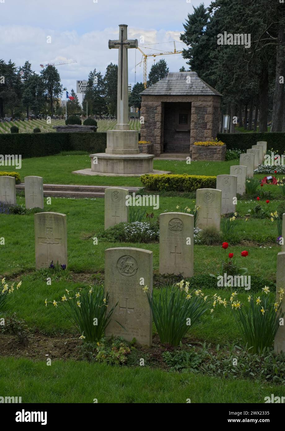 Rennes, France - 24 mars 2024 : ce cimetière de guerre contient les tombes de 252 soldats du Commonwealth qui ont été tués pendant la seconde Guerre mondiale. Sprin ensoleillé Banque D'Images