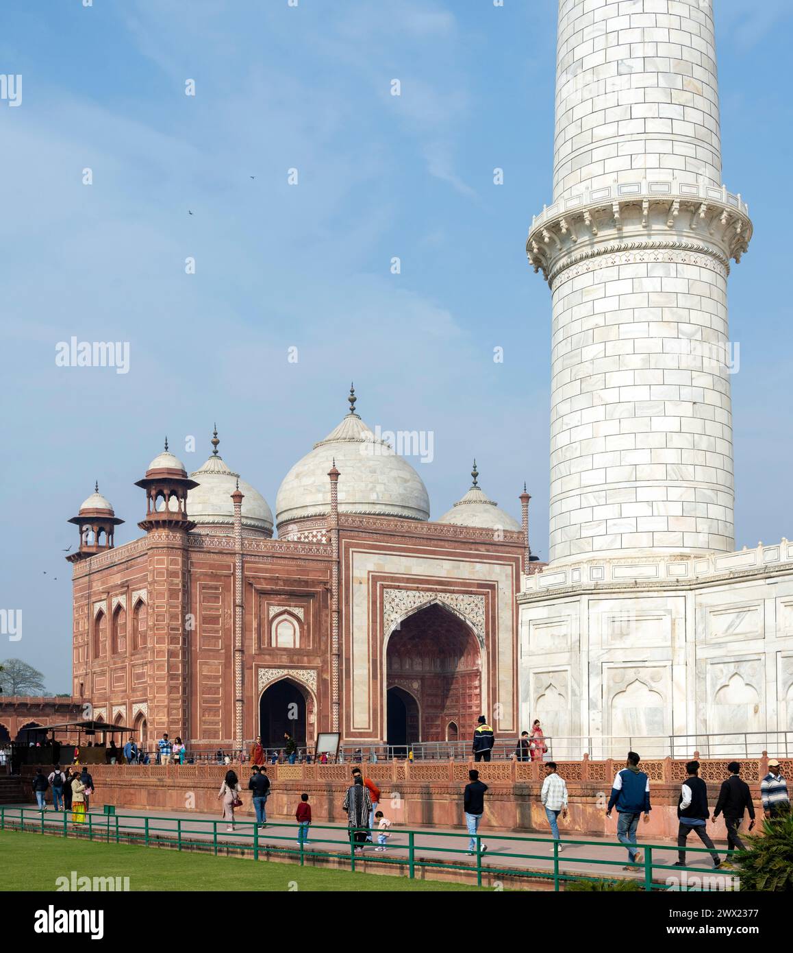 Indien, Agra, Minarett des Taj Mahal, Links die Jawab Moschee Banque D'Images