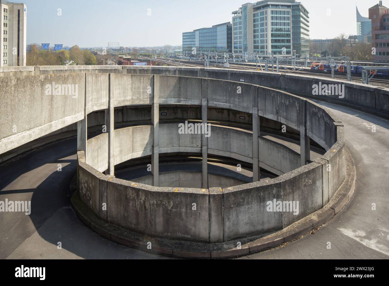 La rampe en spirale / hélicoïdale en béton au parking de la station de Reading, Royaume-Uni Banque D'Images