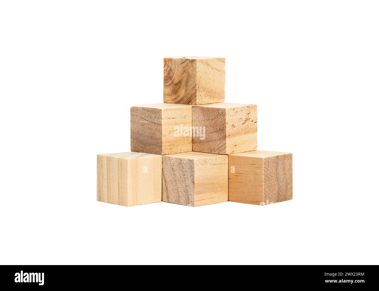 Cubes en bois empilés formant une demi-pyramide isolé sur fond blanc. Banque D'Images
