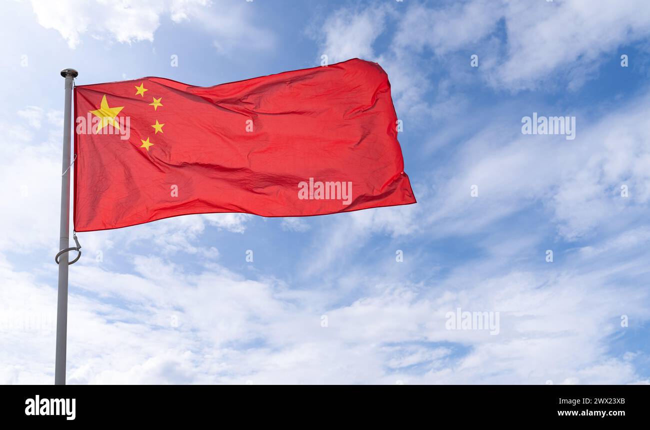 Le drapeau chinois agite dans le vent. Symbole Chine. Banque D'Images