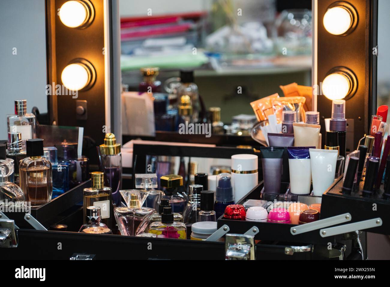Miroir avec lampes rondes. Cosmétiques pour femmes de maquillage. Coiffeuse avec miroir.. Banque D'Images