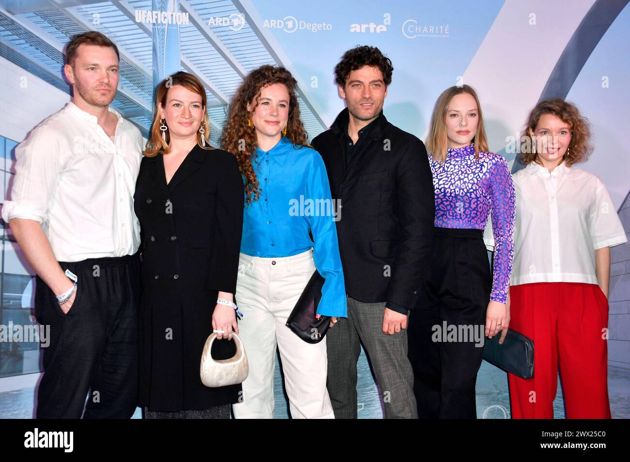 Max Wagner, Nina Gummich, Klara Deutschmann, Timur Isik, Judith Neumann und Angelina Häntsch BEI der Premiere der 4. Staffel der Fernsehserie CharitÃ im Zoo Palast. Berlin, 26.03.2024 *** Max Wagner, Nina Gummich, Klara Deutschmann, Timur Isik, Judith Neumann et Angelina Häntsch lors de la première de la saison 4 de la série télévisée CharitÃ au Zoo Palast Berlin, 26 03 2024 Foto:Xn.xKubelkax/xFuturexImagex charite_4384 Banque D'Images