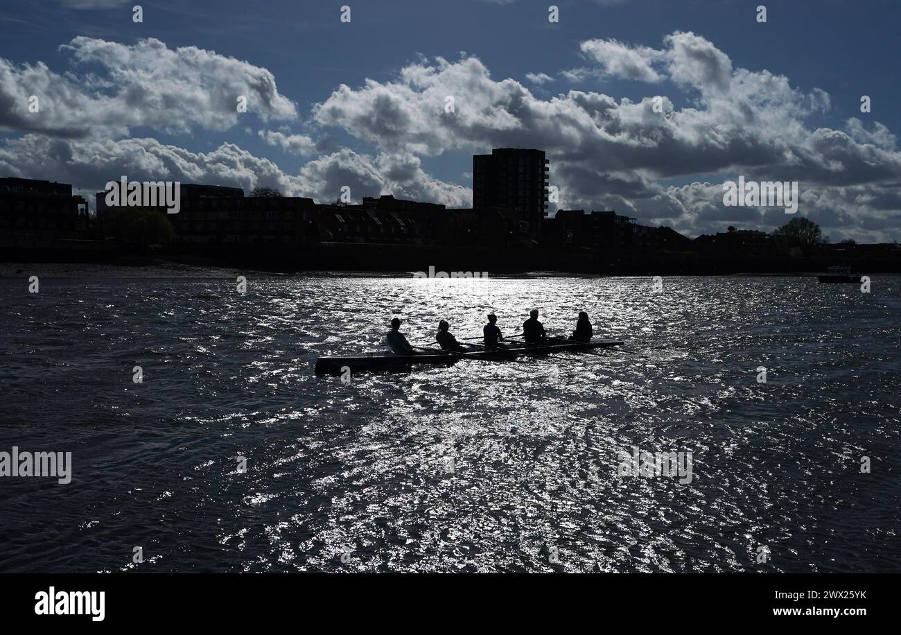 Un bateau à rames sur la Tamise Putney, Londres. Date de la photo : mercredi 27 mars 2024. Banque D'Images