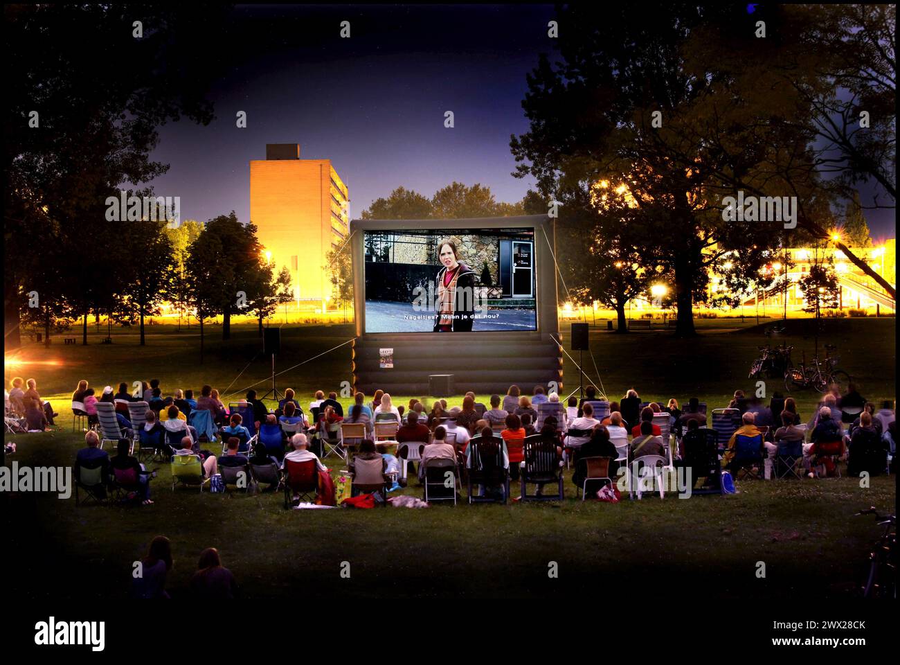 Les gens apprécient un film le soir dans un cinéma en plein air. Arnhem Holland. photographie vvbvanbree Banque D'Images