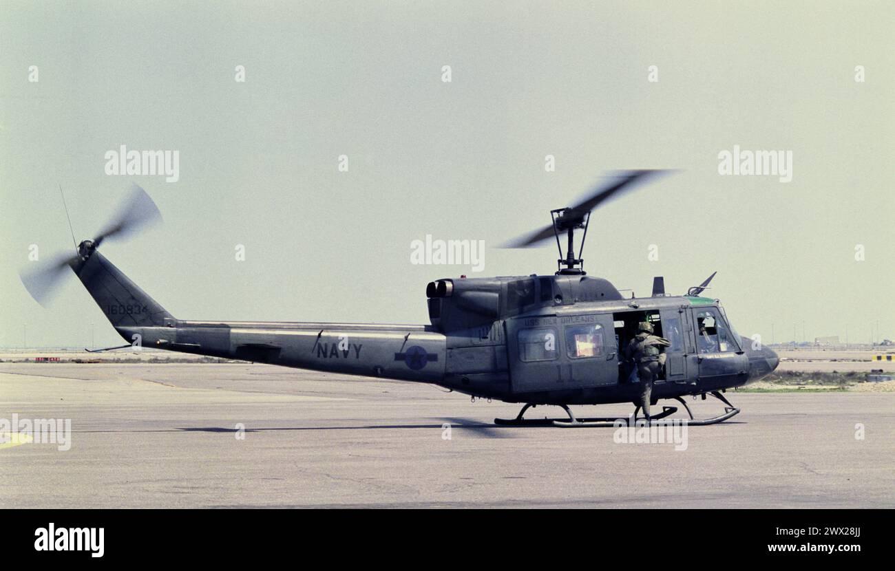 25 mars 1991 La Marine américaine un 'Huey UH-1N' hélicoptère Iroquois de l'USS New Orleans à l'aéroport international de Koweït. Banque D'Images