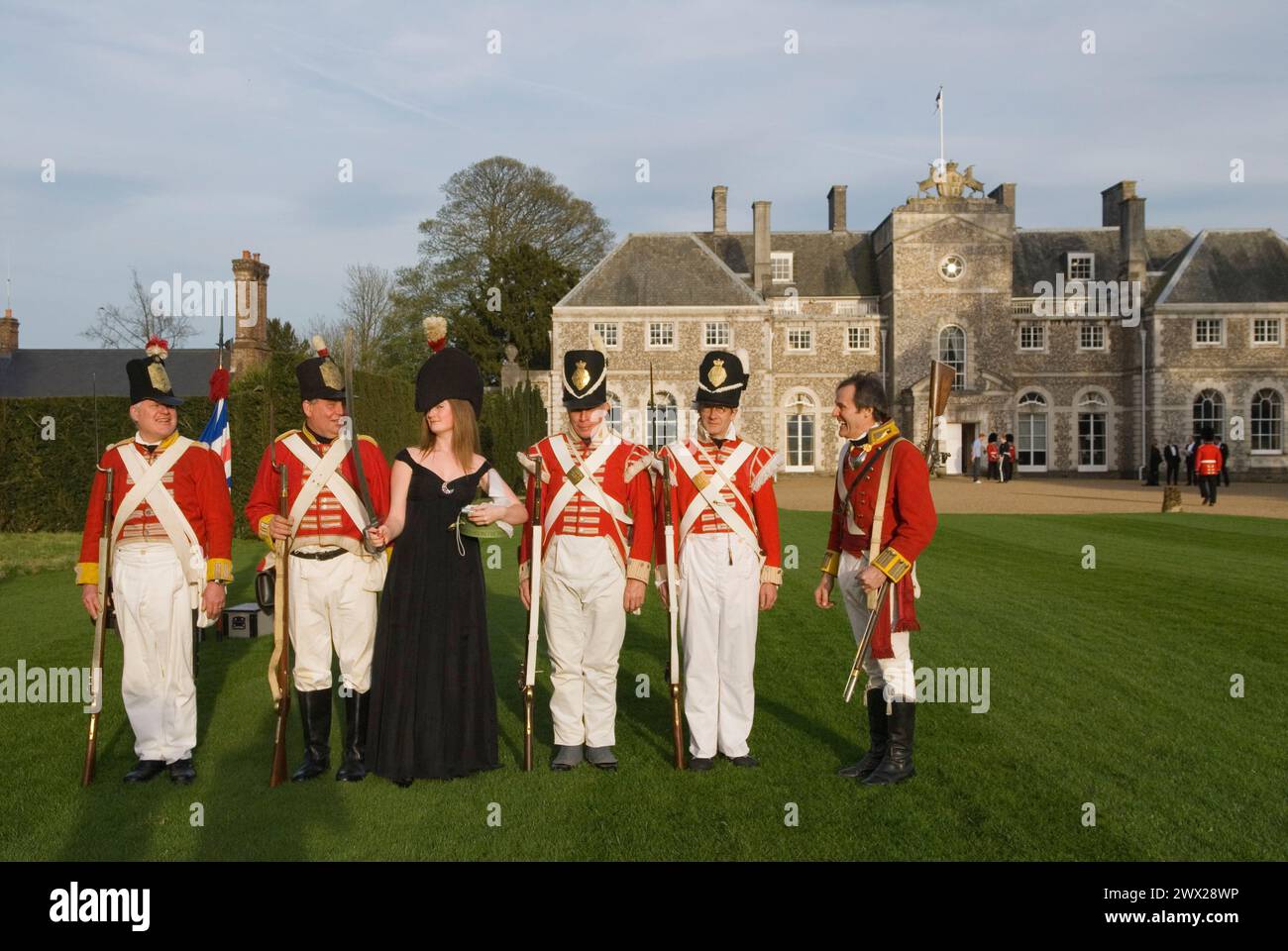 Maison de campagne société britannique richesse propriété privée gentry Farleigh Wallop House, Farleigh Wallop, Hampshire. Lady Clementine Wallop avec le groupe de reconstitution de soldats du week-end. ROYAUME-UNI 2008, ANNÉES 2000 HOMER SYKES Banque D'Images