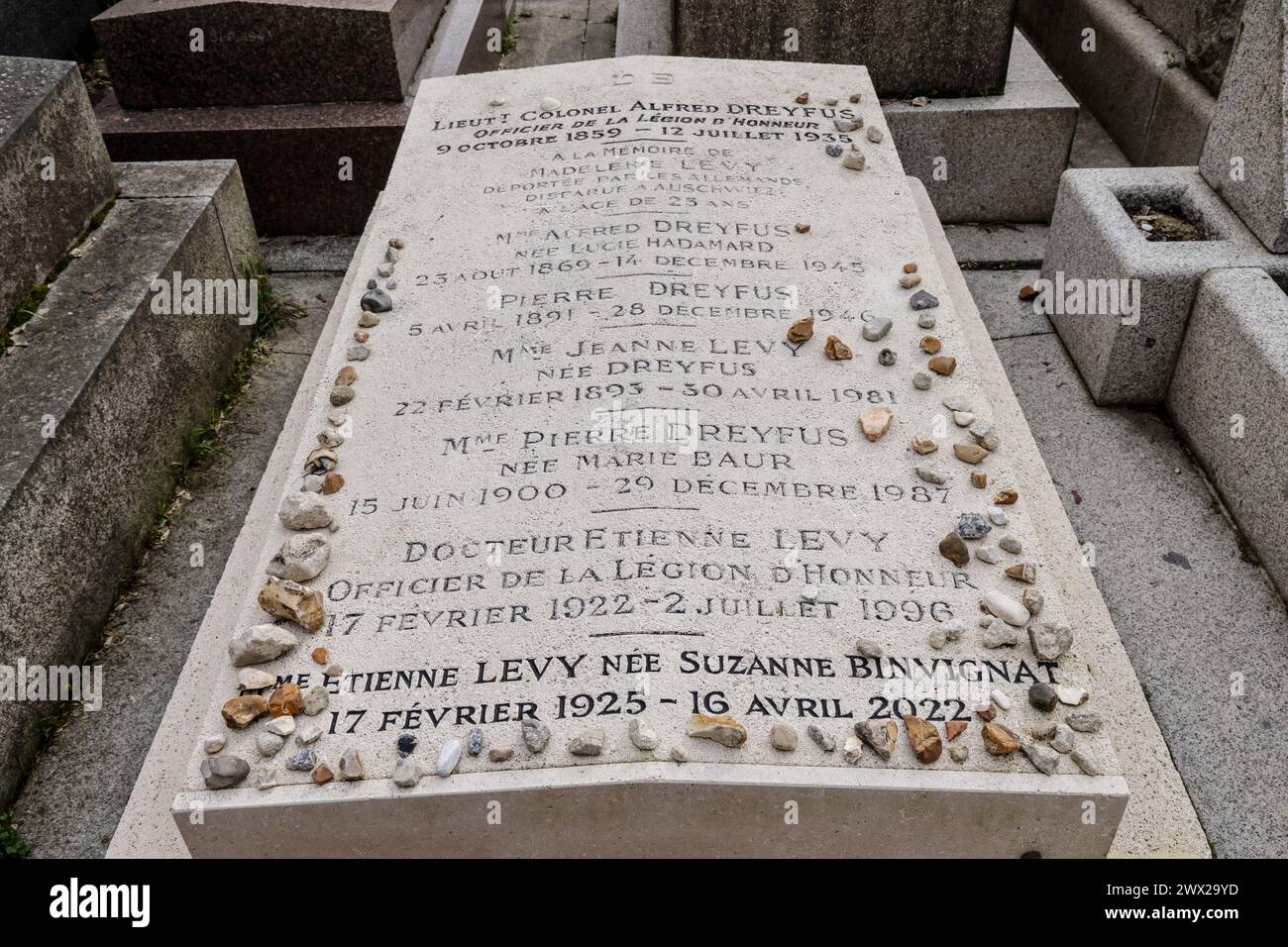 CIMETIÈRE MONTPARNASSE CÉLÈBRES TOMBES PARIS Banque D'Images