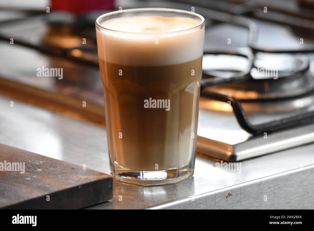 Une tasse de café debout sur un bureau de bar. Banque D'Images