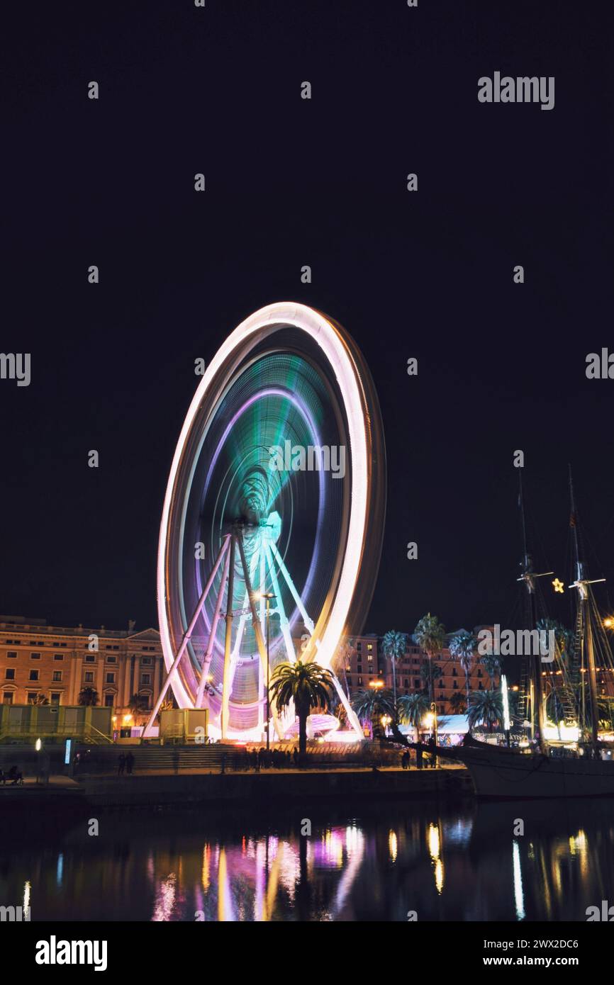 Grande roue en mouvement dans le port de Barcelone, Espagne, le 22 décembre 2023 Banque D'Images