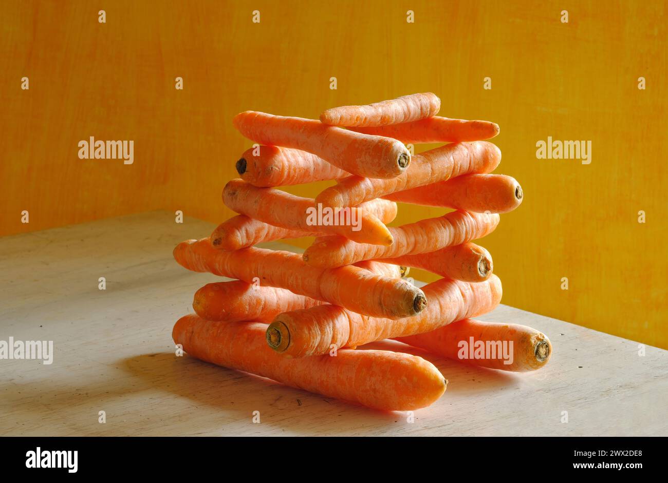 pile de carottes avec un bel éclairage, manger sain, salir, concept vgetable printanier, espace de copie gratuit Banque D'Images
