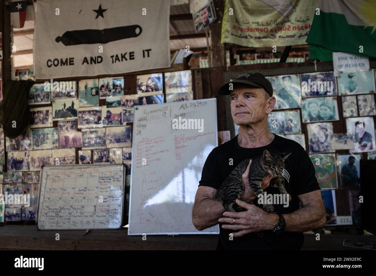 © Chris Huby/le Pictorium/MAXPPP - 30/12/2023 Chris Huby/le Pictorium - 30/12/2023 - Birmanie/Karen (region) - Camp des Free Burma Rangers - Reunion des FBR dans le grand bureau du camp qui affiche aussi de vieilles photos souvenir. Des campements de refugies aux villages bombardes, rencontre avec une population martyrisee par la junte et découverte de l'action humanitaire des FBR. La Birmanie continue sa descente aux enfers depuis trois ans, dans une indifférence quasi totale, et il est important de rapporter l'engagement des FBR aupres de ce peuple qui compte plus que jamais Banque D'Images