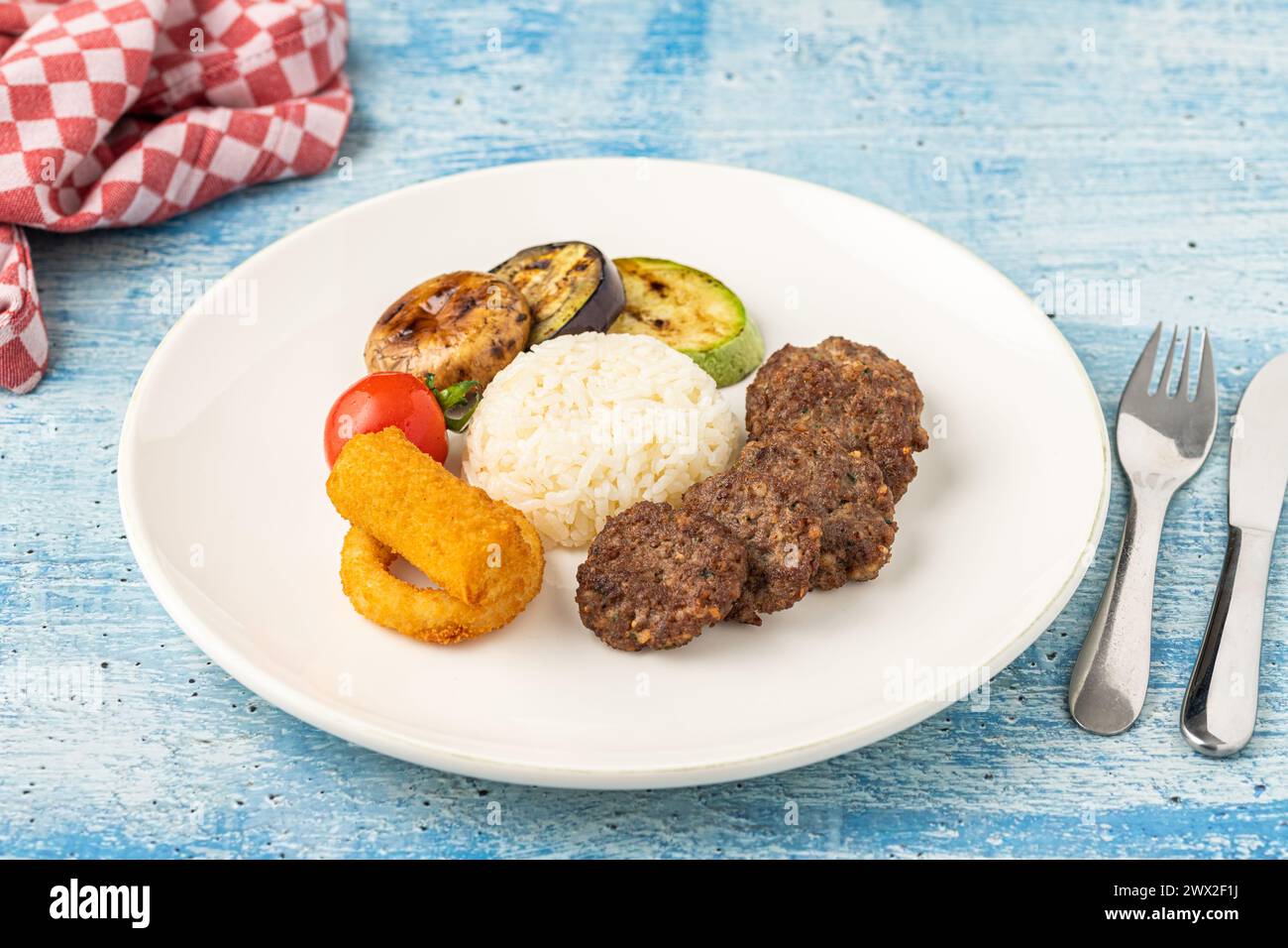 Koffte traditionnel de meatball turc. Boulettes de viande épicées Kebab ou Kebap Banque D'Images