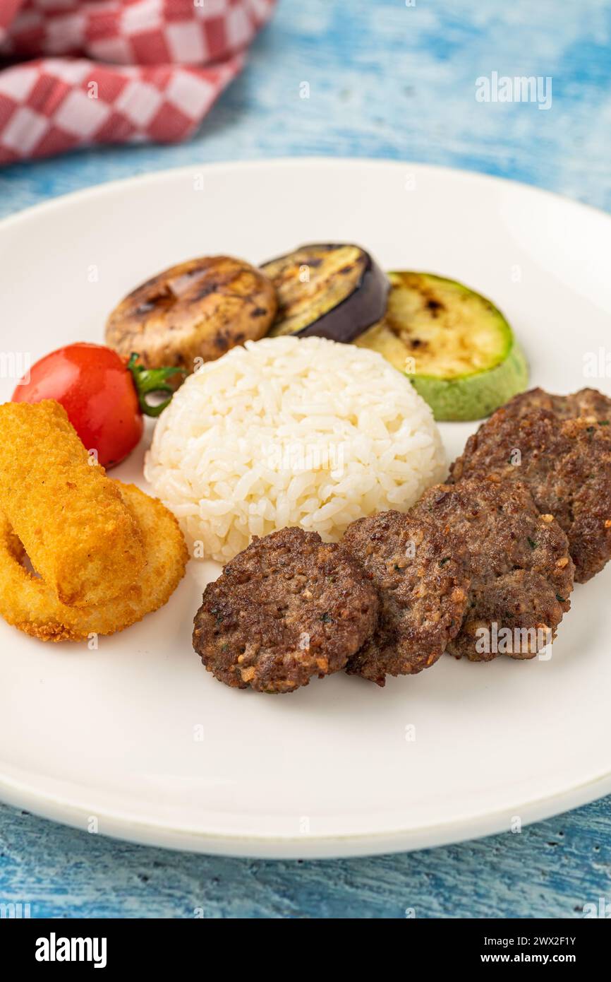 Koffte traditionnel de meatball turc. Boulettes de viande épicées Kebab ou Kebap Banque D'Images