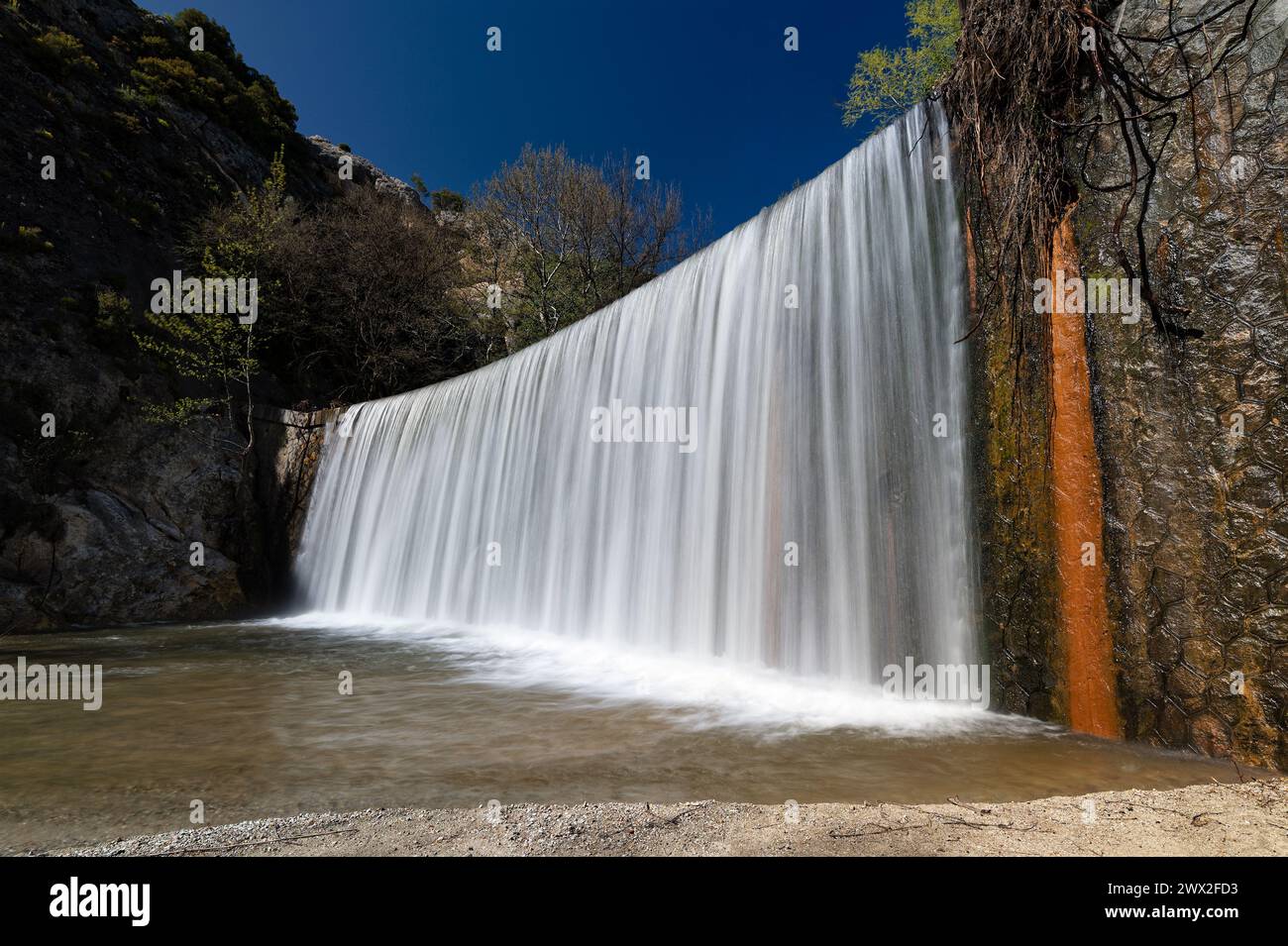 Vue de la cascade artificielle de Hot Waters ou Zesta Nera près de la ville de Sidirokastro en Macédoine, Grèce Banque D'Images