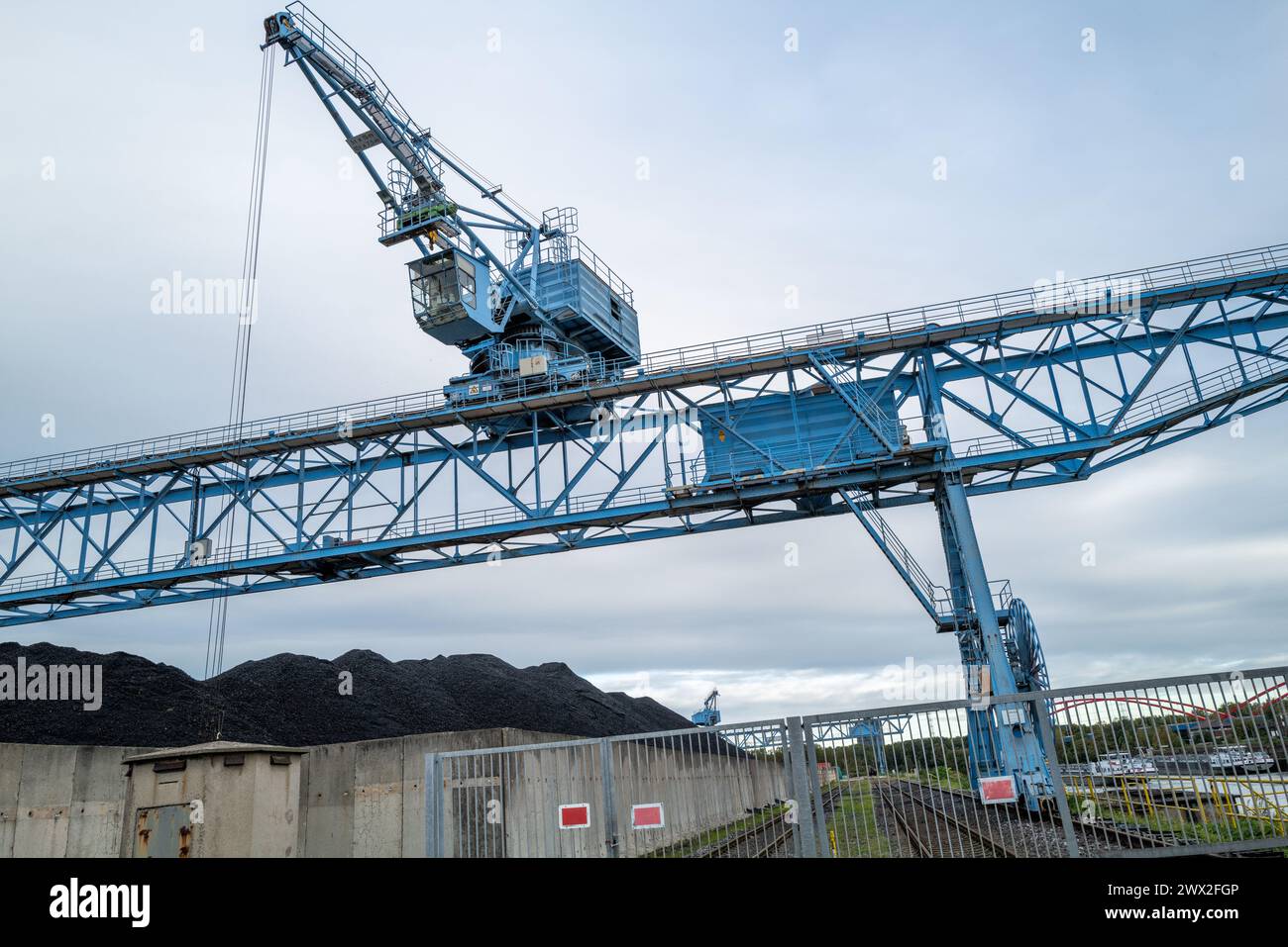 grue pour le charbon dans le port Banque D'Images