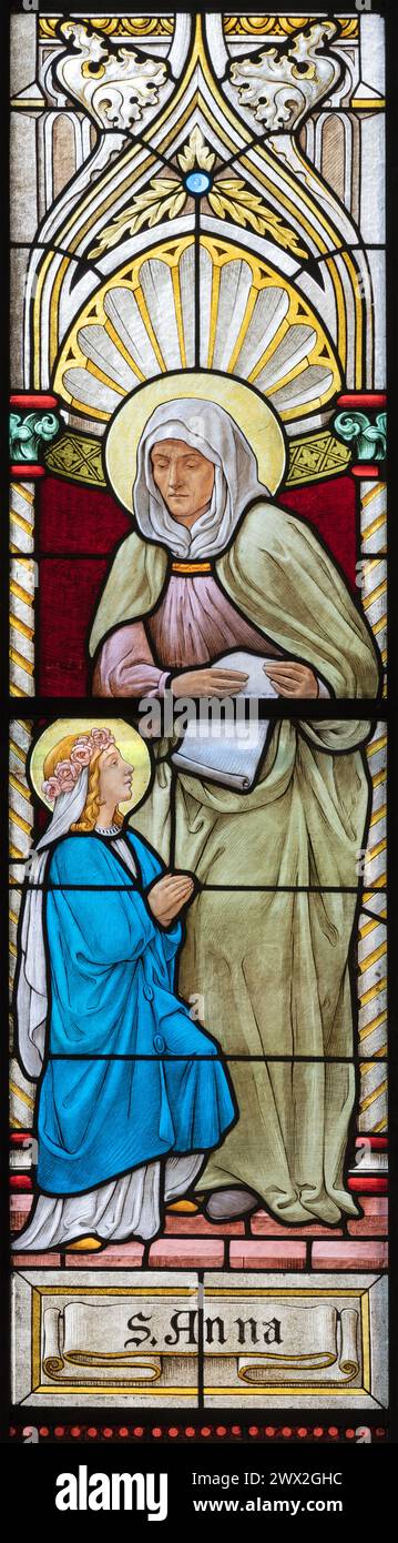 MILAN, ITALIE - 5 MARS 2024 : le parfait Anne dans le vitrail de l'église Chiesa di San Camillo de Lellis par Eugenio Cisterna Banque D'Images