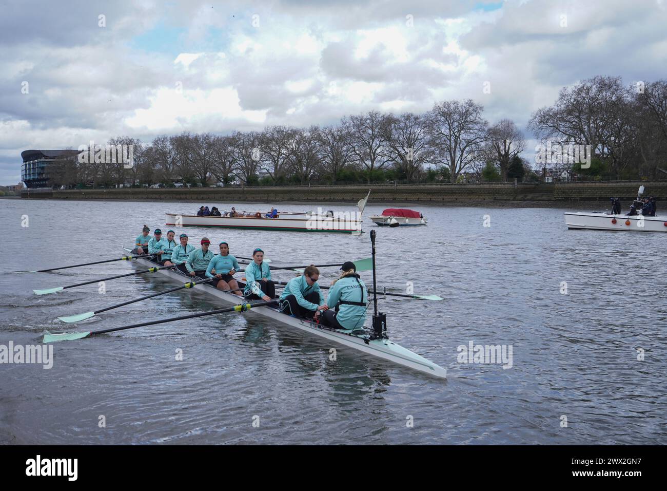 Londres, Royaume-Uni 27 mars 2024 . L'équipe féminine d'aviron de l'université de Cambridge (bateau bleu) commence une séance d'entraînement sur la Tamise à Putney. La course de bateaux universitaires est traditionnellement ramée entre huit poids libres sur la Tamise et aura lieu le samedi 30 mars 2024 crédit : amer ghazzal/Alamy Live News Banque D'Images