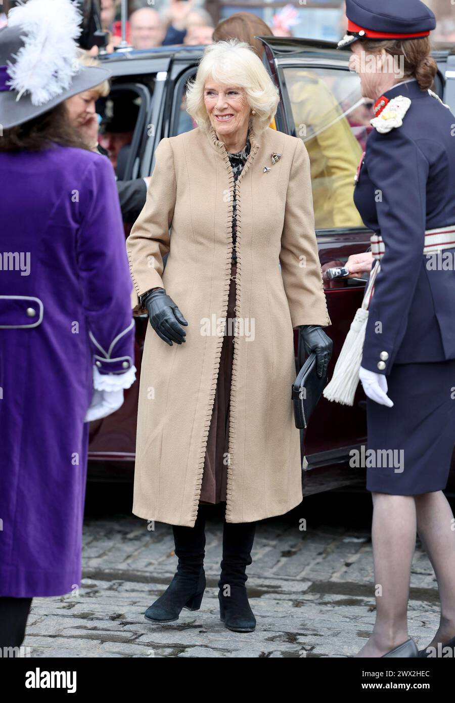 La reine Camilla arrive pour une visite au marché fermier de The Square, Shrewsbury, dans le Shropshire. Date de la photo : mercredi 27 mars 2024. Banque D'Images