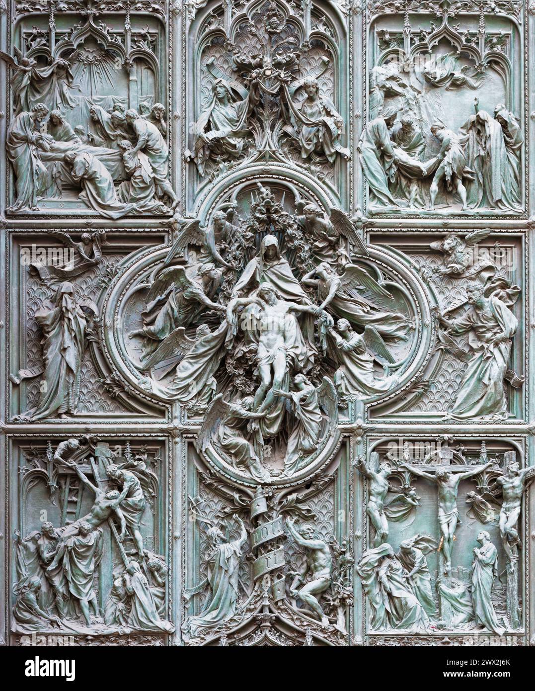 MILAN, ITALIE - 16 SEPTEMBRE 2024 : le détail de la porte principale en bronze de la cathédrale - dépôt (Pieta) par Ludovico Pogliaghi (1906). Banque D'Images