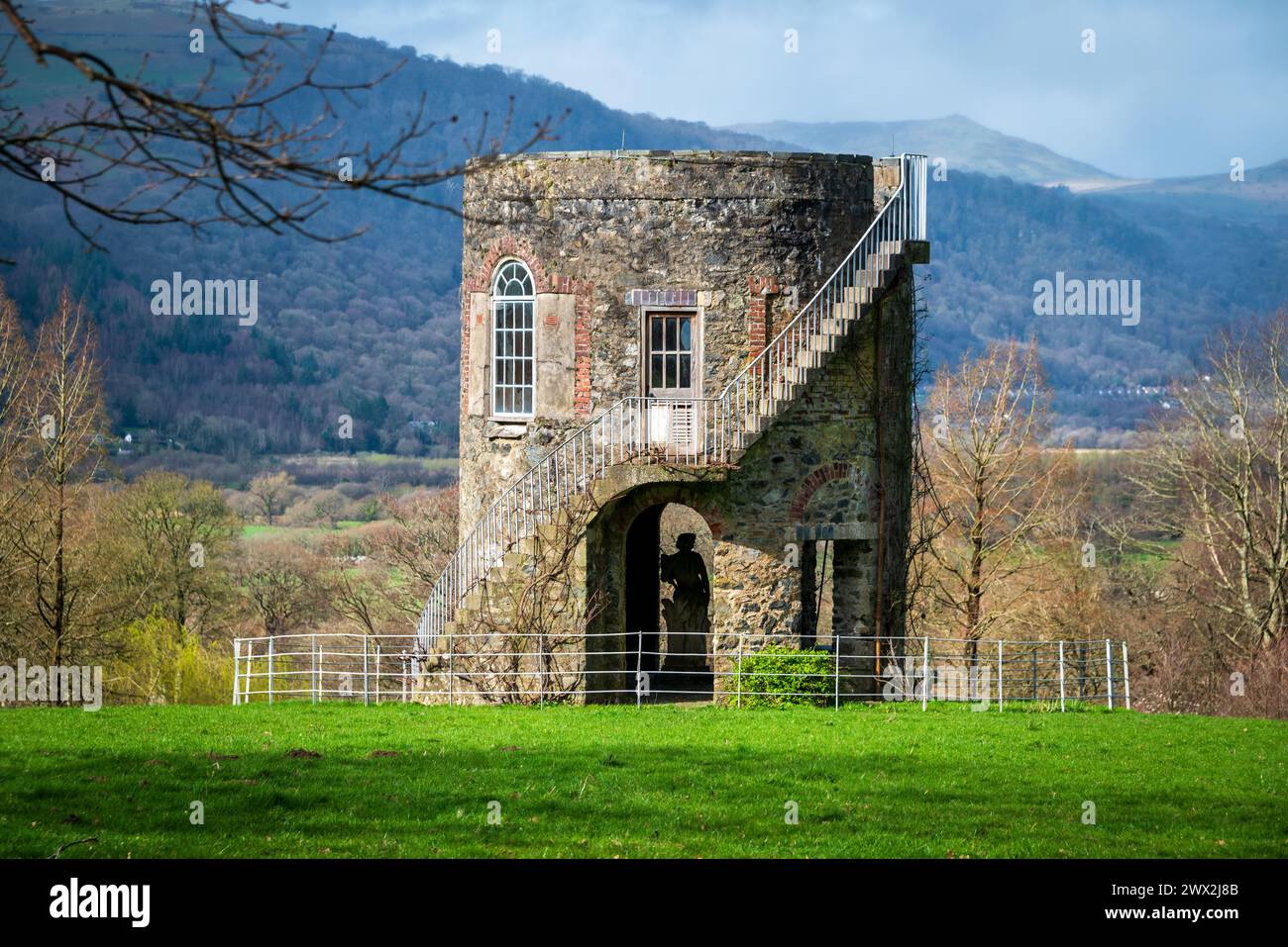 Restauré en 1959 par Christabel Aberconwy et son fils l'honneur Christopher McLaren dédié au Dieu Helios la folie Maenan dans la vallée de Conwy. Banque D'Images