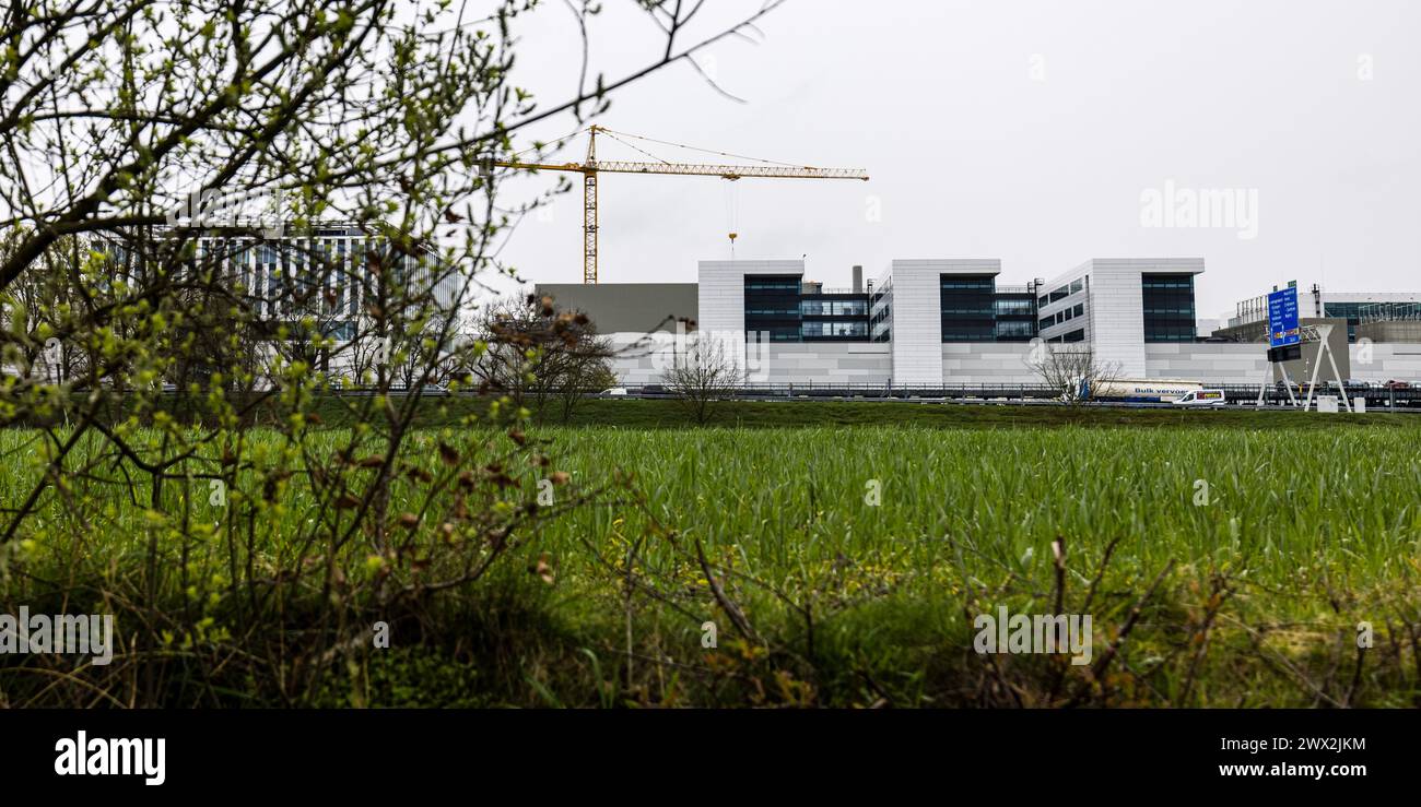 VELDHOVEN - extérieur de ASML. Le premier ministre Mark Rutte s’entretiendra avec le président Xi Jinping lors d’une visite en Chine, où l’ASML sera un sujet de discussion important. Le fabricant de machines à puces n'est plus autorisé à fournir toutes les machines en Chine. ANP ROB ENGELAAR pays-bas OUT - belgique OUT Banque D'Images