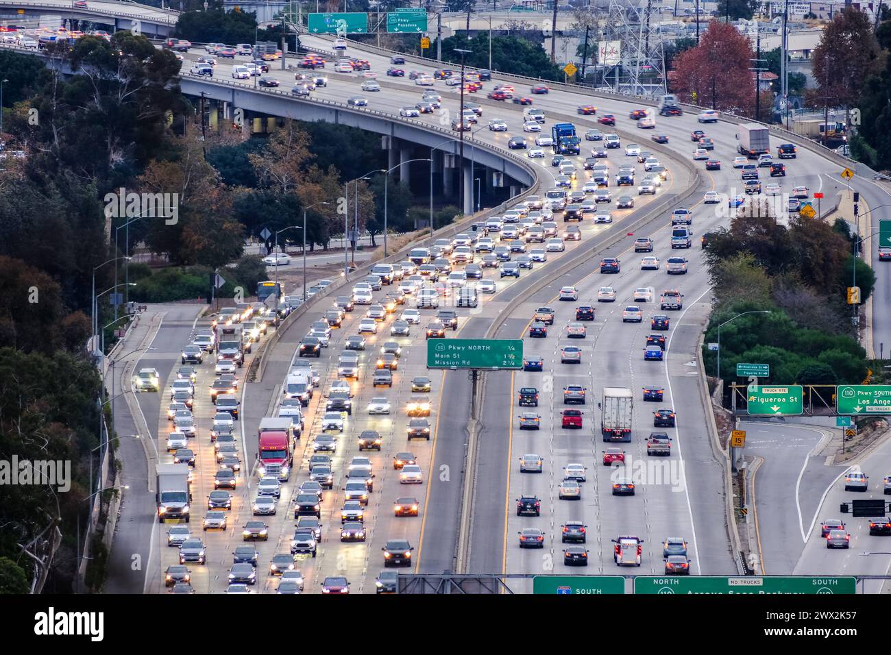 Trafic dense sur autoroute à Los Angeles, Californie, États-Unis. Banque D'Images