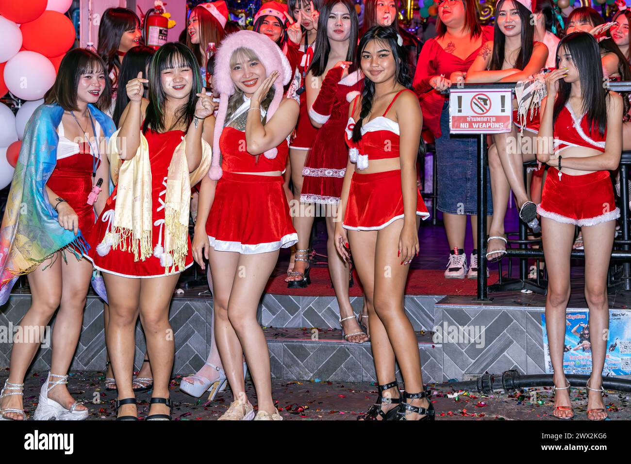 Filles de bar thaïlandais dans la tenue de Noël travaillant dans la rue à soi 6 bars, Pattaya, Thaïlande Banque D'Images