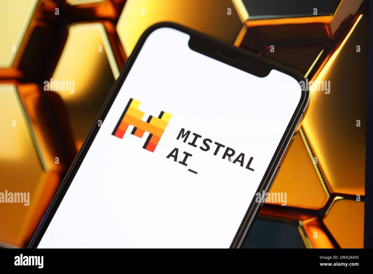 KIEV, UKRAINE - 17 MARS 2024 logo Mistral ai sur l'écran d'affichage de l'iPhone avec arrière-plan de l'intelligence artificielle futuriste ai généré l'image en gros plan Banque D'Images