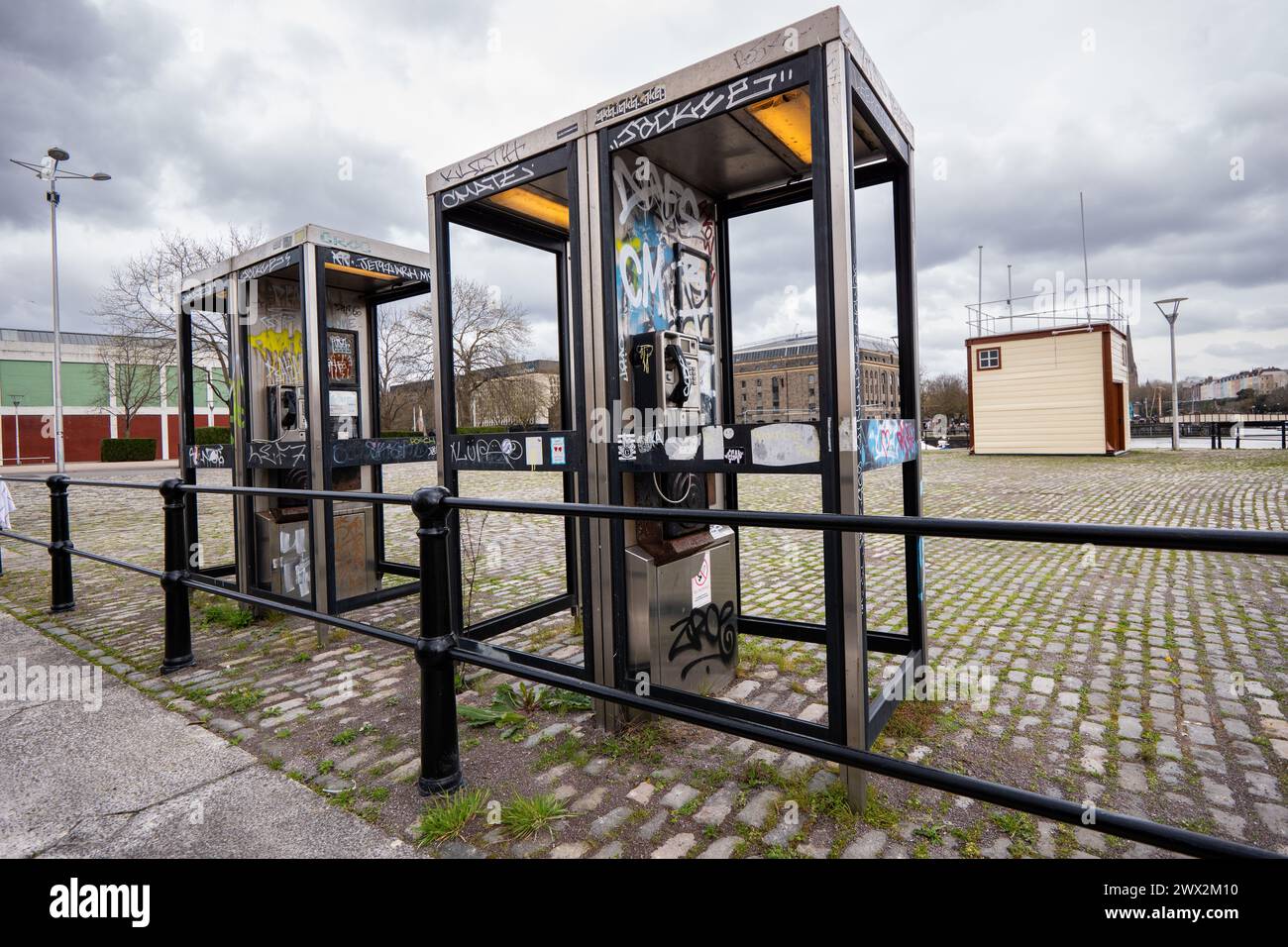 Boîtes téléphoniques abandonnées Bristol Docks. Bristol Royaume-Uni. Image Garyroberts/worldwidefeatures.com Banque D'Images