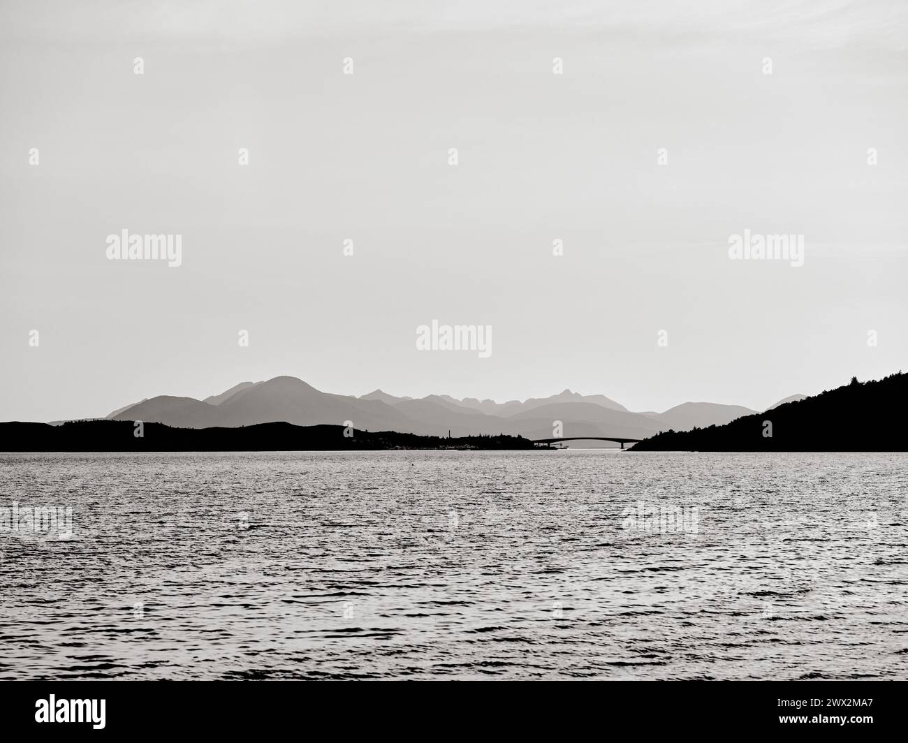 Les montagnes lointaines de l'île de Skye et le pont routier Skye Bridge au-dessus du Loch Alsh, Écosse, Royaume-Uni - B/W Banque D'Images
