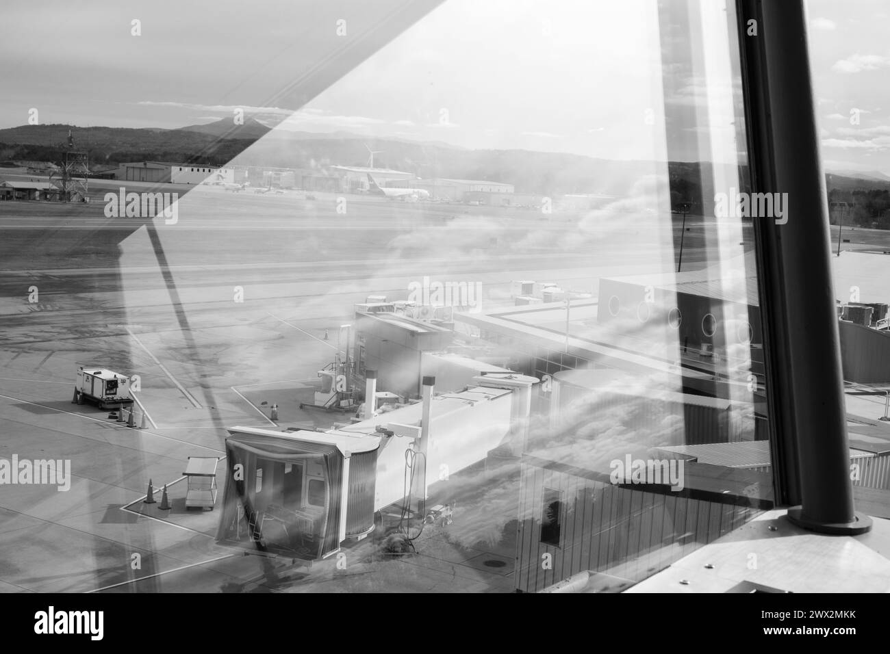 Ciel reflété dans la photo dramatique de Burlington, VT, Patrick Leahy International Airport (BTV), Vermont, Nouvelle-Angleterre, États-Unis. MT. Mansfield au loin. Banque D'Images