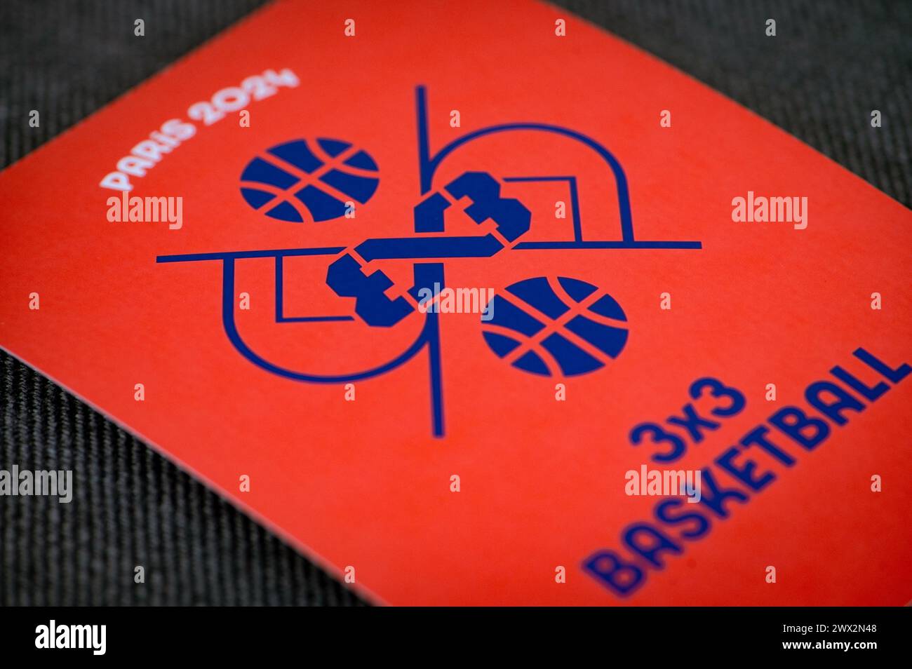 Pin's Officiel Des JO Paris 2024 – Pictogramme Basket – Neuf Avec Boîte