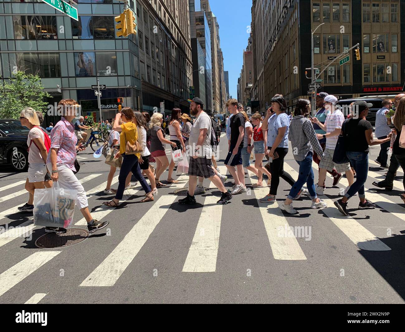 Les piétons et les voyageurs marchent et traversent la rue en empruntant le passage pour le déjeuner à New York Banque D'Images