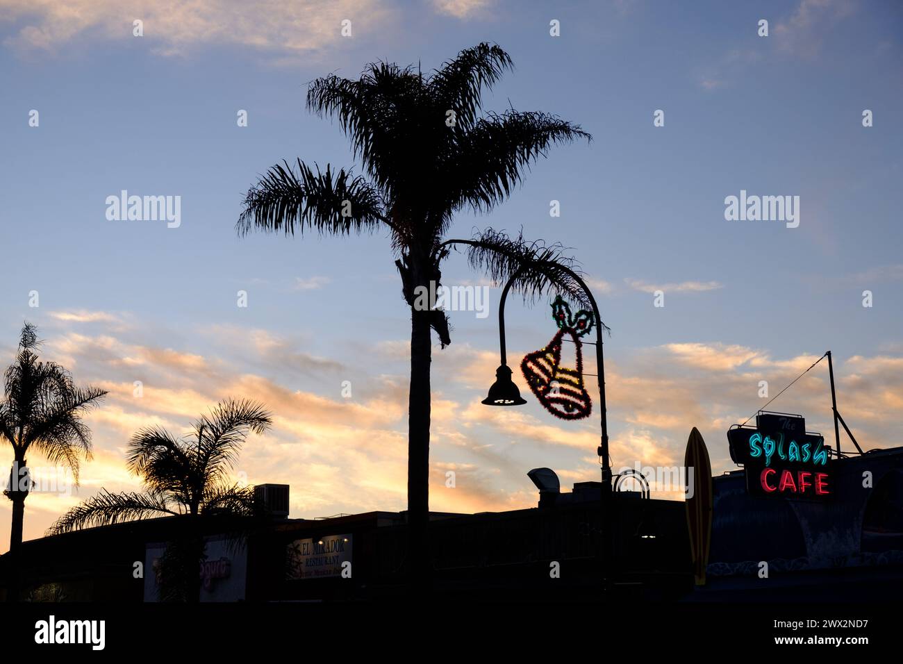 Splash Cafeneon panneau, lampadaires et palmiers à Pismo Beach, Californie, États-Unis, sur la côte Pacifique des États-Unis. Banque D'Images