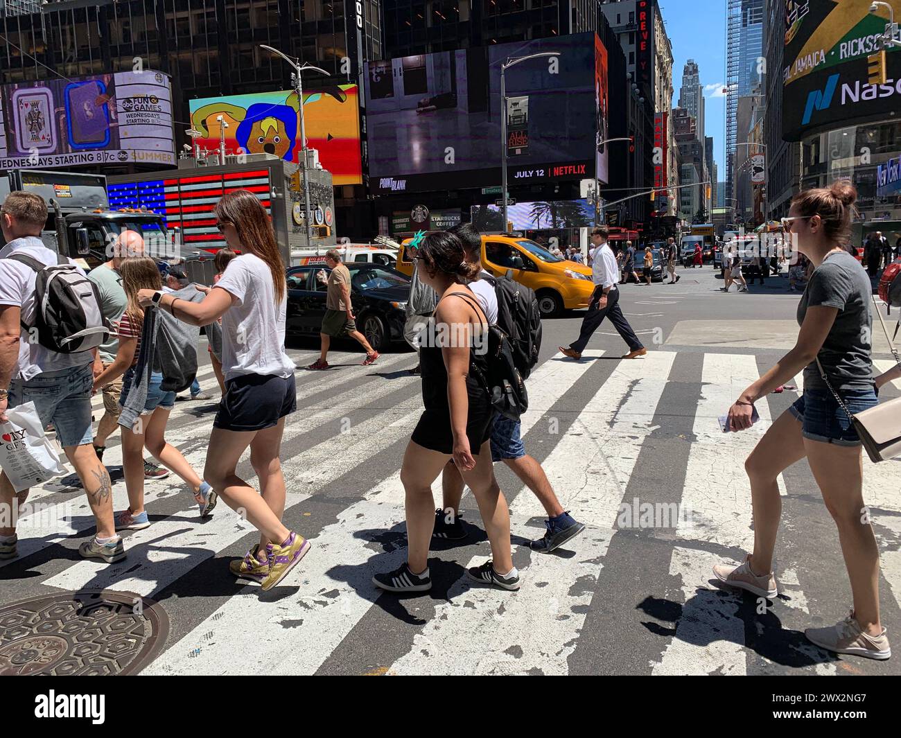 Les piétons et les voyageurs marchent et traversent la rue en empruntant le passage pour le déjeuner à New York Banque D'Images