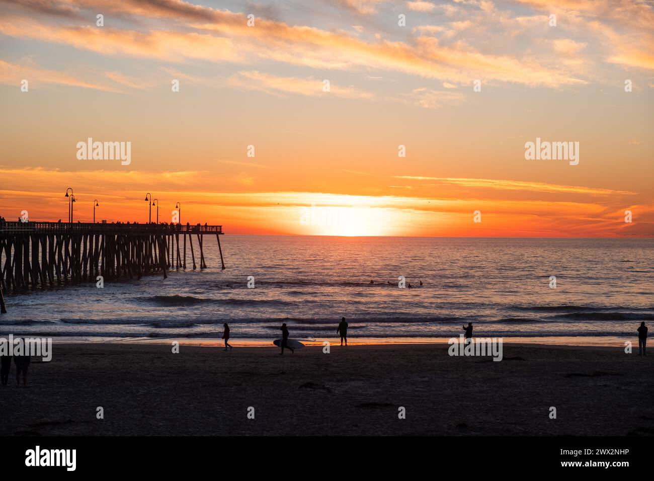 Vue sur le coucher du soleil à Pismo Beach, Californie, États-Unis. Banque D'Images