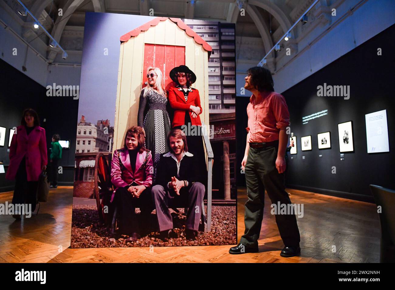 Brighton UK 27 mars 2024 - les visiteurs regardent autour de l'exposition ABBA : une semaine à Brighton journée de presse au Brighton Museum célébrant les cinquante ans depuis que Abba a remporté le concours Eurovision de la chanson . L'exposition s'ouvre au public demain jeudi 28 mars : crédit Simon Dack / Alamy Live News Banque D'Images