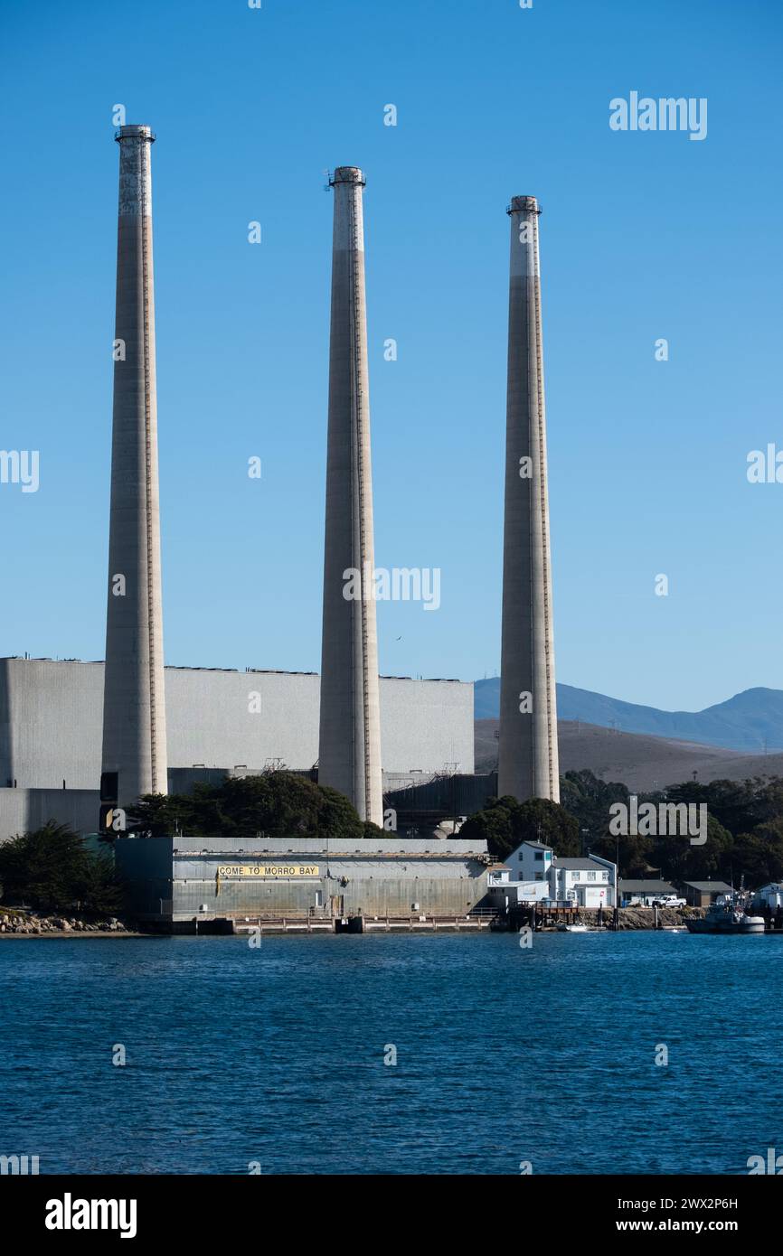 Ancienne centrale électrique de Morro Bay près de Morro Rock et Morro Bay, Océan Pacifique, Morro Bay, Californie, États-Unis. Banque D'Images