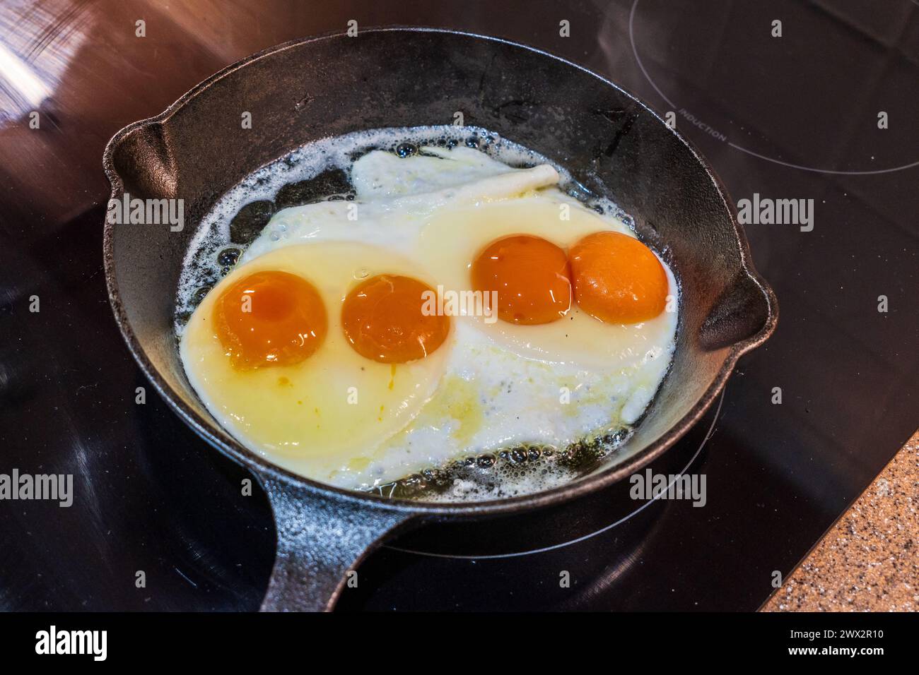 Une poêle à frire avec deux oeufs de jaune double. Banque D'Images
