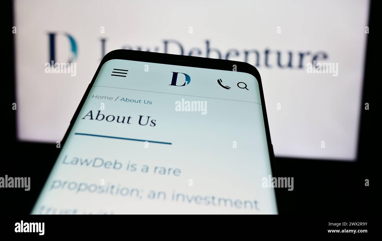 Smartphone avec le site Web de la société d'investissement The Law Debenture Corporation plc devant le logo de l'entreprise. Concentrez-vous sur le coin supérieur gauche de l'écran du téléphone. Banque D'Images