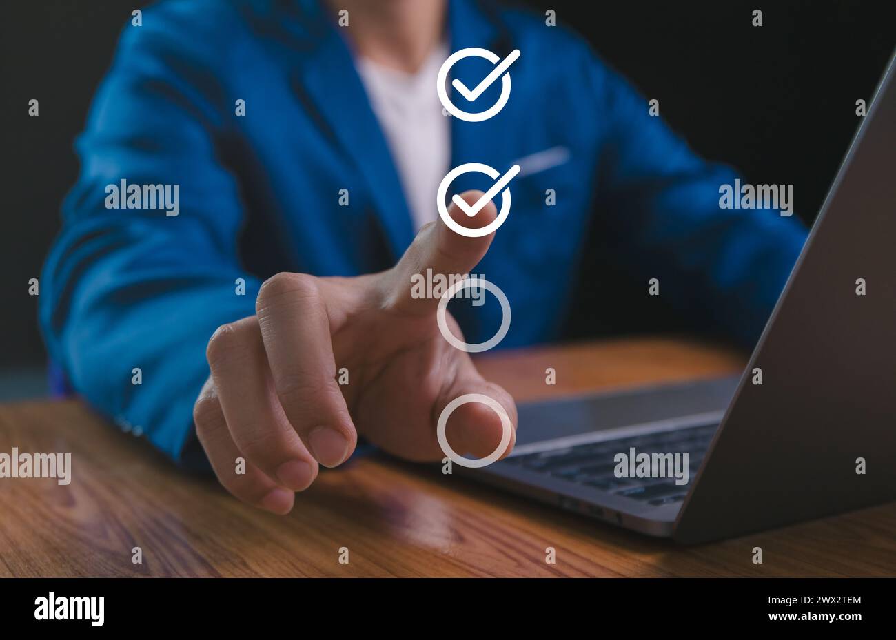 Point de main d'homme d'affaires pour cocher la marque de signe correcte dans la case à cocher pour la liste de contrôle de document de qualité et le concept de projet d'approbation d'entreprise. Banque D'Images