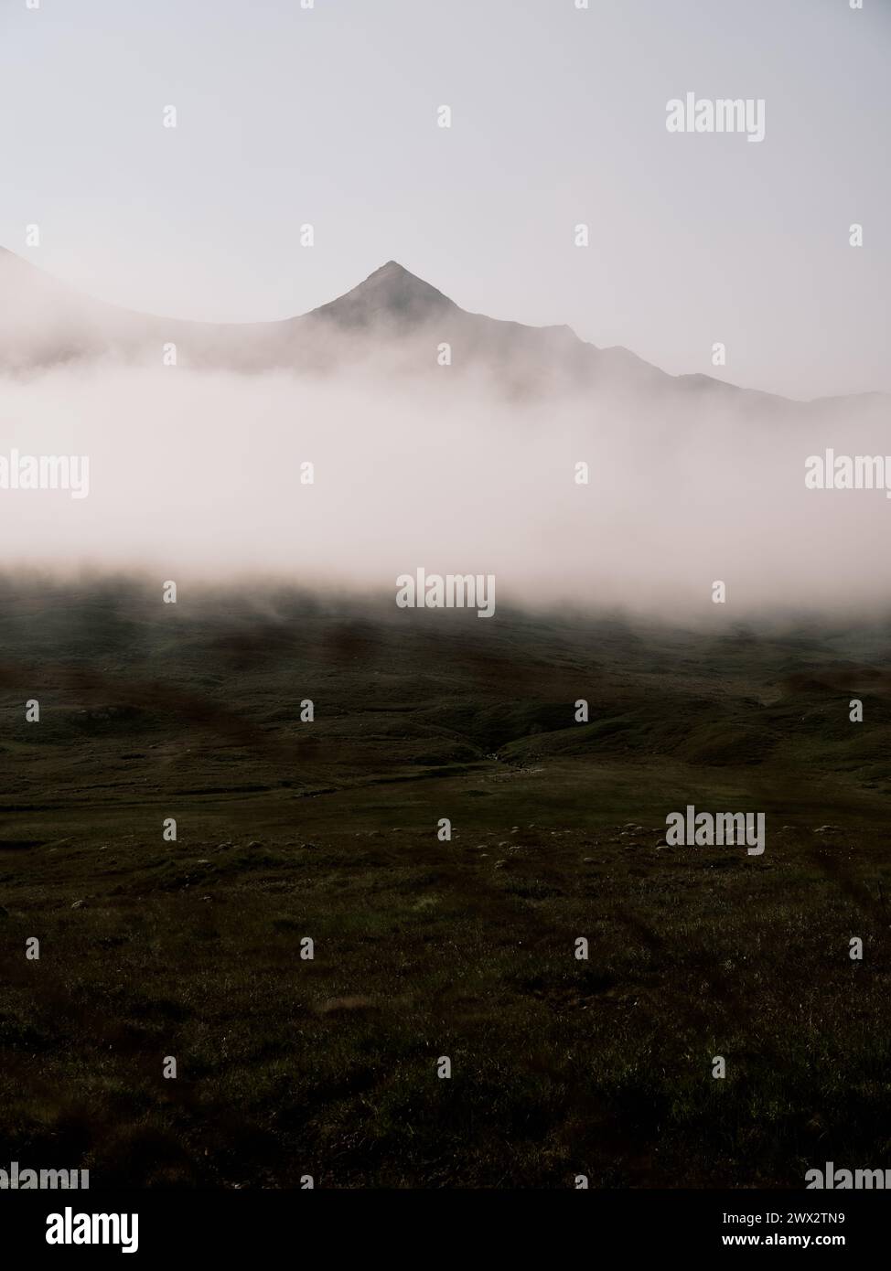 Un fond minimal de paysage de montagne et de ciel de nuages bas Banque D'Images