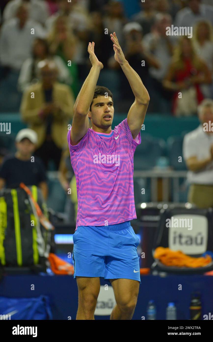 MIAMI GARDENS, FLORIDE - MARS 25 : Carlos Alcaraz (Espagne) vs Gael Monfils (France) lors du Miami Open Day 10 2024 présenté par Itaú au Hard Rock Stadium le 25 mars 2024 à Miami Gardens, Floride. (Photo de JL/Sipa USA) Banque D'Images