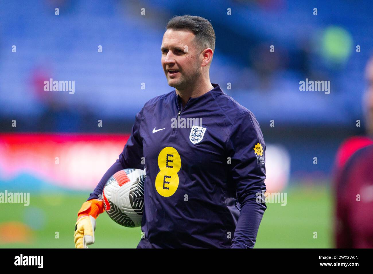 Bolton, Royaume-Uni. 26 mars 2024. Tim Dittmer, l'entraîneur des gardiens de but anglais des moins de 21 ans, réchauffe les gardiens de but anglais lors du match de qualification pour le Championnat d'Europe des moins de 21 ans de l'UEFA 2025 entre l'Angleterre U21 et le Luxembourg U21 au Toughsheet Community Stadium le 26 mars 2024 à Bolton, en Angleterre. (Photo de Richard Ault/phcimages.com) crédit : PHC images LTD/Alamy Live News Banque D'Images