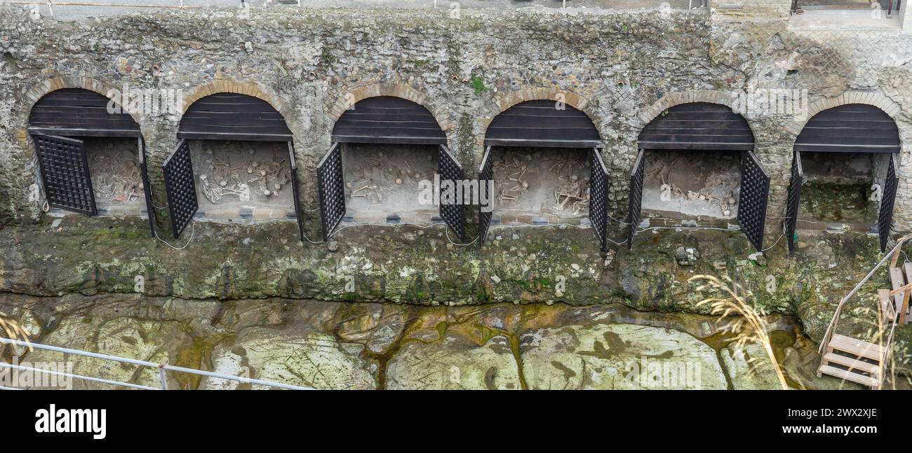 Squelettes humains d'individus qui ont essayé d'échapper à la lave du volcan dans le parc archéologique d'Herculanum, Naples, Italie. Banque D'Images