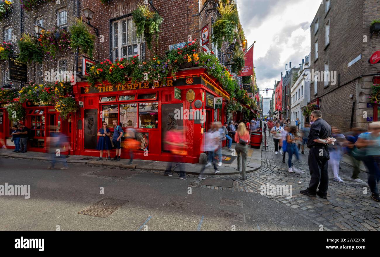 08.09.2023, Dublin, Hauptstadt Irlands, Eingangsbereich der legendären The Temple Bar in der Altstadt, Stadtteil Temple Bar. 08.09.2023, Irland Land und Leute 08.09.2023, Irland Land und Leute *** 08 09 2023, Dublin, capitale de l'Irlande, zone d'entrée du légendaire Temple Bar dans la vieille ville, Temple Bar district 08 09 2023, Irlande pays et peuple 08 09 2023, Irlande pays et peuple Banque D'Images