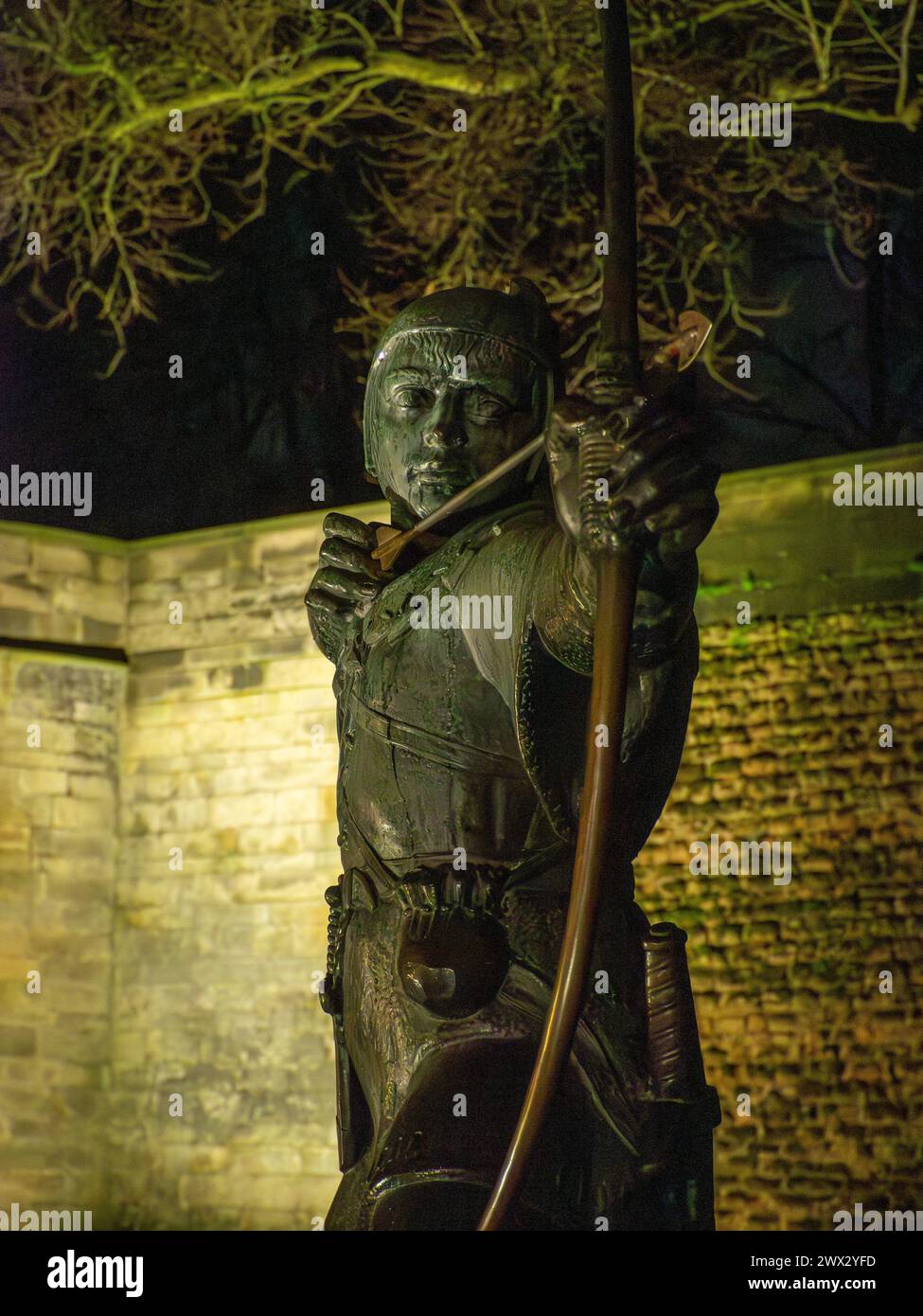Robin des bois Statue Nottingham la nuit. Banque D'Images